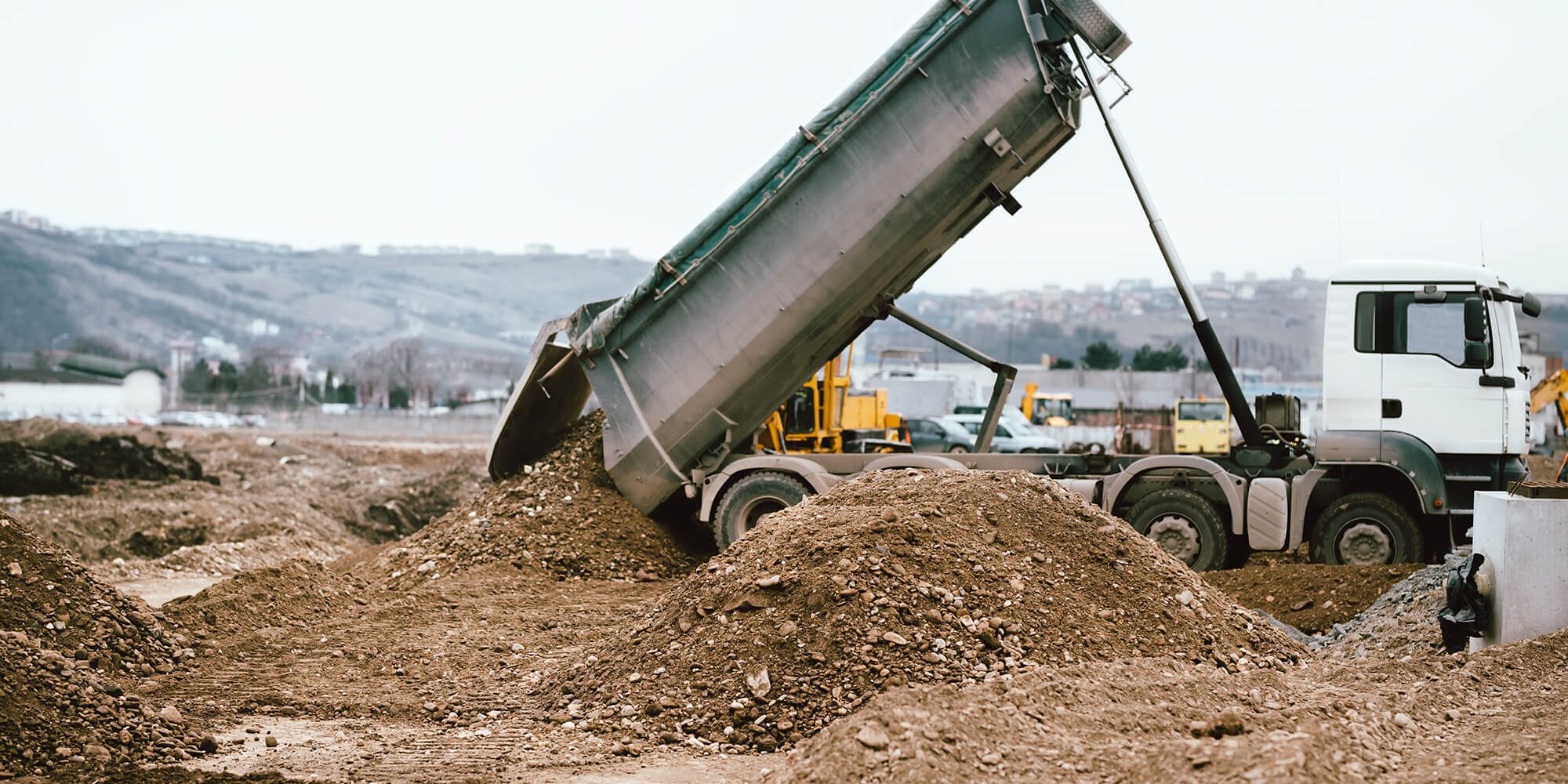 Réhabilitation de site contaminé à Montréal avec excavation des sols et décontamination environnementale