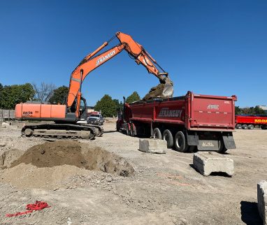 Camion transportant des sols contaminés vers un site de traitement spécialisé.