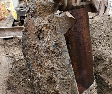 Techniciens procédant au démantèlement d’un réservoir de carburant sur site industriel